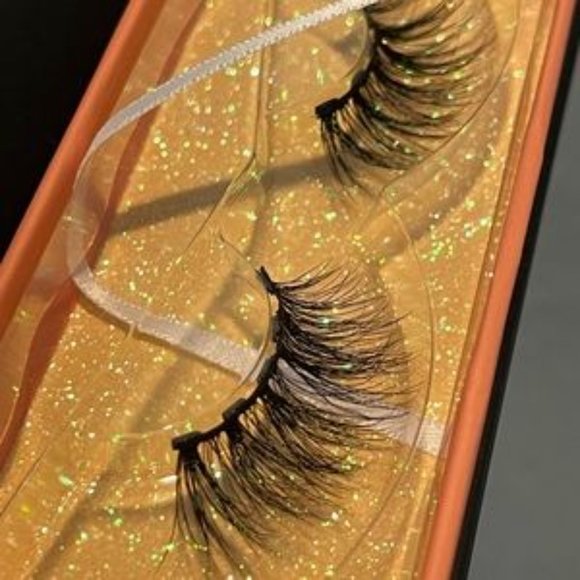 MOXIELASH “MAGNETIC” Lashes & Liner Bundle - Picture 6 of 12
